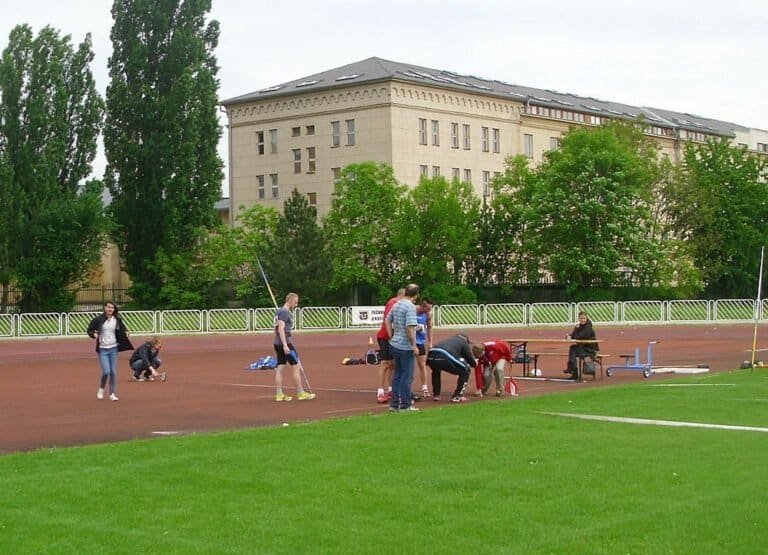 XXXXIII. ročník atletického mítingu KOŠICE 2014, 3. mája Domáca rozhodkyňa z usporiadajúceho oddielu ATU Košice Eva Poláková /v predklone v červenom so zástavkami/ premeriava nový rekord štadióna víťaza v hode oštepom a druhý výkon sveta 84,83 m v sezóne 2014 ku dňu konania podujatia 23-ročného Patrika Ženúcha z Dukly Banská Bystrica.