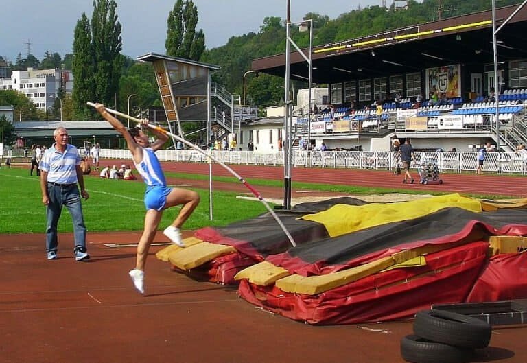 Majstrovstvá VsAZ družstiev starších žiakov, Košice , 7.septembra Viacbojár Samuel Sedlák /13 r., AO ATU Košice/ v rámci pretekov starších žiakov v skoku o žrdi v osobnom výkone 296 cm, druhom najlepšom výkone mladších žiakov v histórii oddielu.