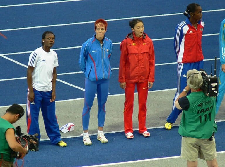 XII. Majstrovstvá sveta v atletike, Berlín, 2009 Členka AO ATU Košice Dana Velďáková, /28 r./ pri nástupe aktérok dvanásťčlenného finále súťaže v trojskoku žien.