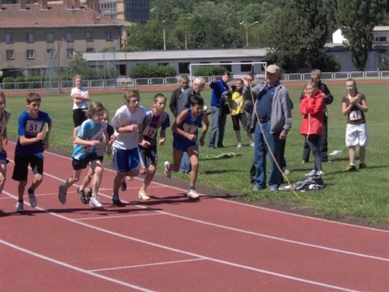 23. júna Krajské kolo súťaže „Hľadáme nového Plachého 2010“ . Štart kategórie chlapcov na trati 1 000 m, so štartovnou pištoľou vpravo Jozef Plachý, oddielový rekordér AO ATU, štvornásobný olympionik na tratiach 800 m a 1500 m v rokoch 1968 až 1980.