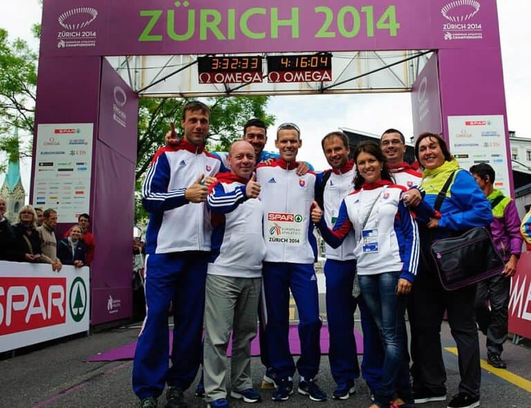 Majstrovstvá Európy v atletike v Zürichu Časť slovenskej výpravy po striebornej medaile Mateja Tótha v chôdzi na 50 km (vynikajúcim výkonom 3:36:21 h), celkom vpravo Silvia Hanusová, medzinárodná rozhodkyňa v chôdzi, členka AO ATU Košice. Prvý zľava Marcel Lopuchovský, oddielový rekordér v kategórii do 17 r. na trati 400 m (r.1994, 47,85 s), v súčasnosti bežecký šéftréner SAZ pre behy.