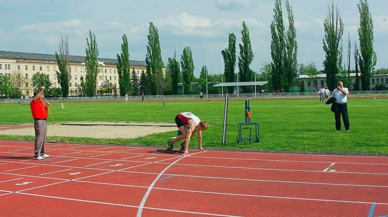 GPS Košice 2010, 1. mája Vľavo v stoji s rozhodcovskou pištoľou Štefan Hrušovský, 80 r., aktuálny laureát Ceny mesta Košice 2010, pri štarte disciplíny 400 m v rámci úvodného mítingu začiatku sezóny v Košiciach