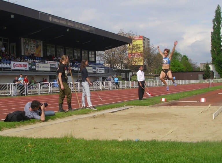 Atletický míting „Košice 2013“, GPS 4.mája V skoku do diaľky víťazná Dana Velďáková z VŠC Dukla Banská Bystrica výkonom 632 cm, dlhoročná členka (2000-2009) usporiadajúceho AO ATU Košice a jeho oddielová rekordérka (672 cm, 2008).