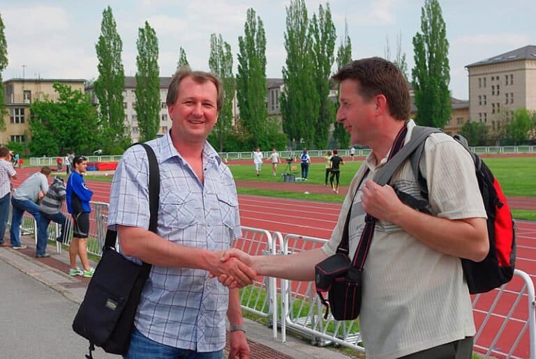 Na snímke vľavo Igor Kováč, odchovanej spišskej a košickej atletiky, slovenský rekordér v behu na 110 m prekážok / 13,13 s, r. 1997 Stockholm, 100 m 10,32 s r. 1997, 200 m 20,81 r. 1997/, oddielový rekordér AO ATU na 110 m prekážok /13,71 s r. 1989 v kategórii mužov, 14,12 s r. 1988 v kategórii juniorov do 19 rokov, 13,9 s r. 1986 v kategórii do 17 rokov/, prvý slovenský držiteľ bronzovej medaily v ére samostatnosti SR z Majstrovstiev sveta v atletike / 110 m pr., r. 1997 Atény /