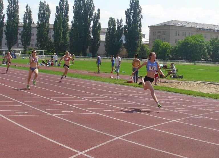 V cieli na 100 m prvá Alexandra Bezeková z domáceho oddielu pri protivetre -0,5 m/s v čase 12,17s, v rámci tréningovej prípravy prvá tiež na 200 m za 24,53s, ako aj na 400 m, už v druhom sezónnom oddielovom rekorde v tejto doplnkovej disciplíne za 56,15s (tréner R. Miško)