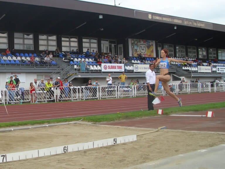 Atletický míting „Košice 2013“, GPS 4.mája V skoku do diaľky víťazná Dana Velďáková z VŠC Dukla Banská Bystrica výkonom 632 cm, dlhoročná členka (2000-2009) usporiadajúceho AO ATU Košice a jeho oddielová rekordérka (672 cm, 2008).