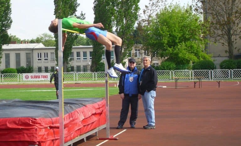 XXXXIII. ročník atletického mítingu KOŠICE 2014 Na stupni víťazov gratulácia predsedu usporiadajúceho oddielu ATU Košice a tajomníka pretekov Ing. Vladislava Vovčka víťazovi súťaže vo vrhu guľou Andrejovi Borodkinovi /19,90 m/ z ukrajinského Tarnopoľu.