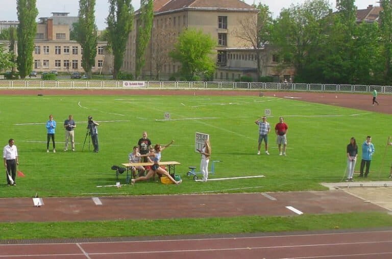 Atletický míting „Košice 2013“, GPS 4.mája V trojskoku žien pri víťaznom pokuse 14,01 m Dana Velďáková, reprezentantka SR, aktuálne v banskobystrickom drese, oddielová rekordérka domáceho oddielu AO ATU Košice (r. 2000-2009), zverenkyňa trénera R. Dubovského.