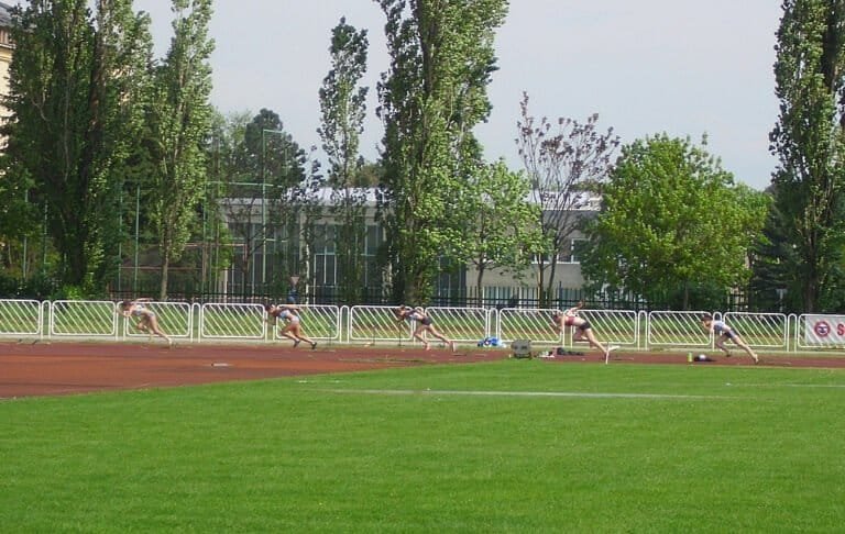 XXXXIII. ročník atletického mítingu KOŠICE 2014, 3. mája Štart behu na 200 m žien z protiľahlej rovinky štadióna. V štvrtej dráhe Alexandra Bezeková /22 r./, z usporiadajúceho AO ATU Košice, víťazka v čase 24,58 sekundy.