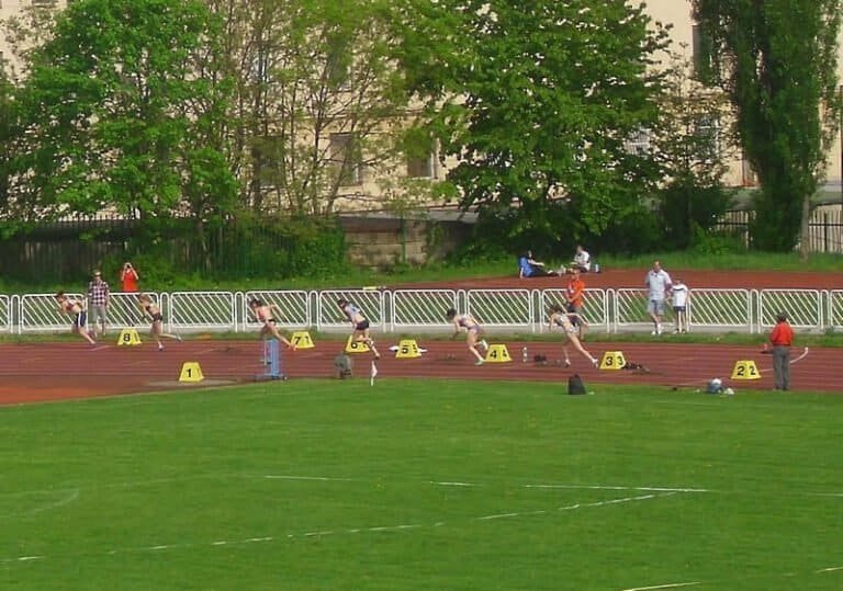 Atletický míting „Košice 2013“, GPS 4.mája V behu na 200 m v štvrtej dráhe víťazná Alexandra Bezeková (21 r., AO ATU) z domáceho usporiadateľského oddielu v čase 24,53 s, zverenkyňa trénera R.Miška.