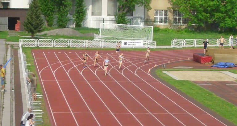 Atletický míting „Košice 2013“, GPS 4.mája V behu na 200 m v štvrtej dráhe víťazná Alexandra Bezeková (21 r., AO ATU) z domáceho usporiadateľského oddielu v čase 24,53 s, zverenkyňa trénera R.Miška.