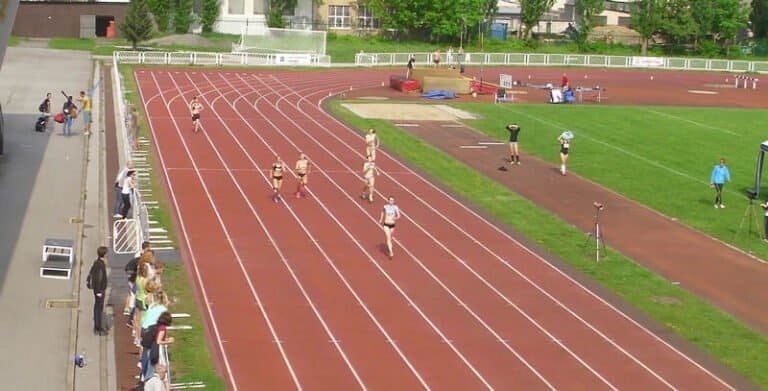 Atletický míting „Košice 2013“, GPS 4.mája V behu na 200 m v štvrtej dráhe víťazná Alexandra Bezeková (21 r., AO ATU) z domáceho usporiadateľského oddielu v čase 24,53 s, zverenkyňa trénera R.Miška.