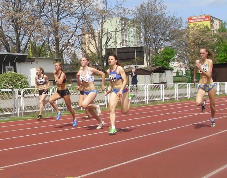 Atletický míting „Košice 2013“, GPS 4.mája V šprinte na 100 m žien v modrom na čelnej pozícii s číslom 380 Ema Kalenská (AK Slávia PU Prešov), v cieli prvá s víťazným časom 12,74 s.