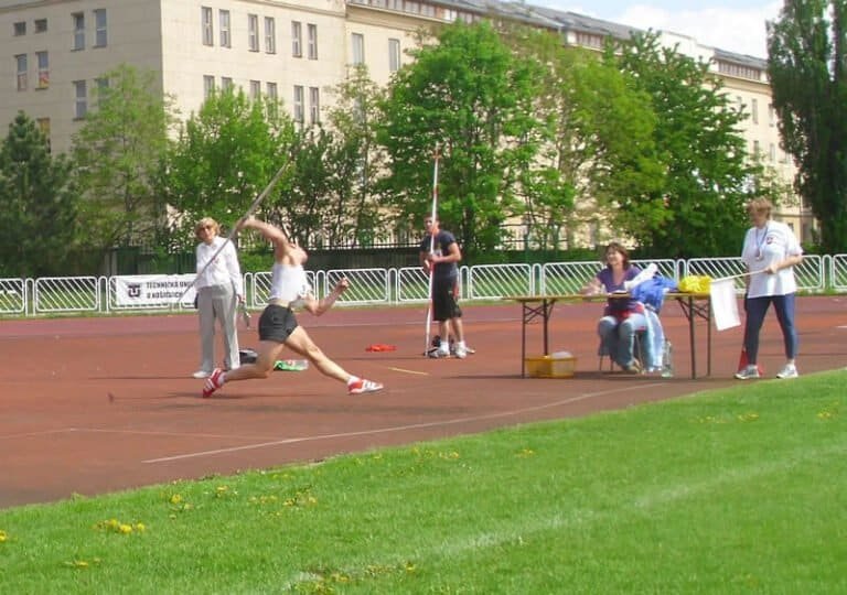 Atletický míting „Košice 2013“, GPS 4.mája V hode oštepom víťaz podujatia Patrik Ženúch z VŠC Dukla Banská Bystrica kvalitným výkonom 72,00 m pod dohľadom trénera Jozefa Hanušovského (83,58m, slovenský rekord r. 1980, stojaci vľavo) a domáceho rozhodcovského zboru z usporiadateľského oddielu.