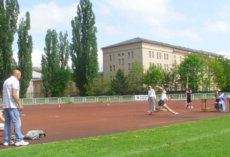 Atletický míting „Košice 2013“, GPS 4.mája V hode oštepom víťaz podujatia Patrik Ženúch z VŠC Dukla Banská Bystrica kvalitným výkonom 72,00 m pod dohľadom trénera Jozefa Hanušovského (83,58m, slovenský rekord r. 1980, stojaci vľavo) a domáceho rozhodcovského zboru z usporiadateľského oddielu.