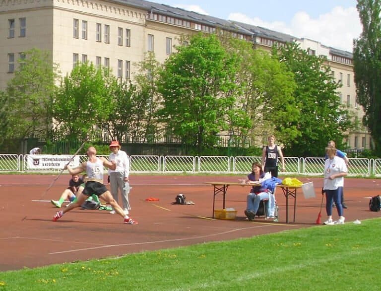 Atletický míting „Košice 2013“, GPS 4.mája V hode oštepom víťaz podujatia Patrik Ženúch z VŠC Dukla Banská Bystrica kvalitným výkonom 72,00 m pod dohľadom trénera Jozefa Hanušovského (83,58m, slovenský rekord r. 1980, stojaci vľavo) a domáceho rozhodcovského zboru z usporiadateľského oddielu.