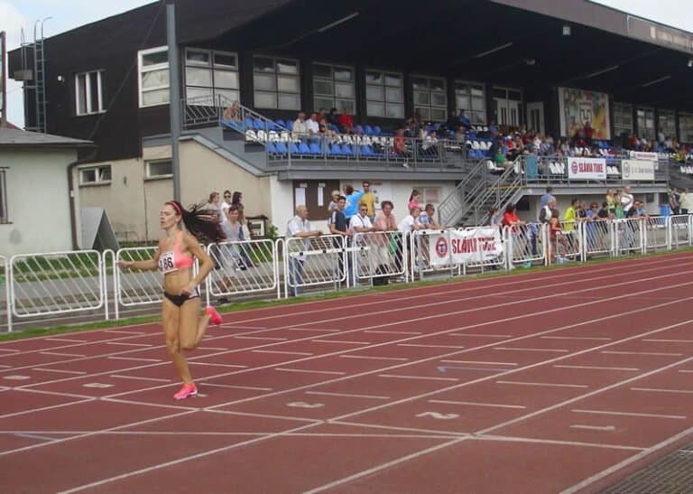 Atletický míting „Košice 2013“, GPS 4.mája Na trati 400 m prvá v cieli Martina Grigláková z AO TJ Slávia STU Bratislava v čase 60,40 s štartujúca v behu s pretekárkami z kežmarských oddielov, kde s atletikou na východnom Slovensku v začiatkoch rovnako pôsobila