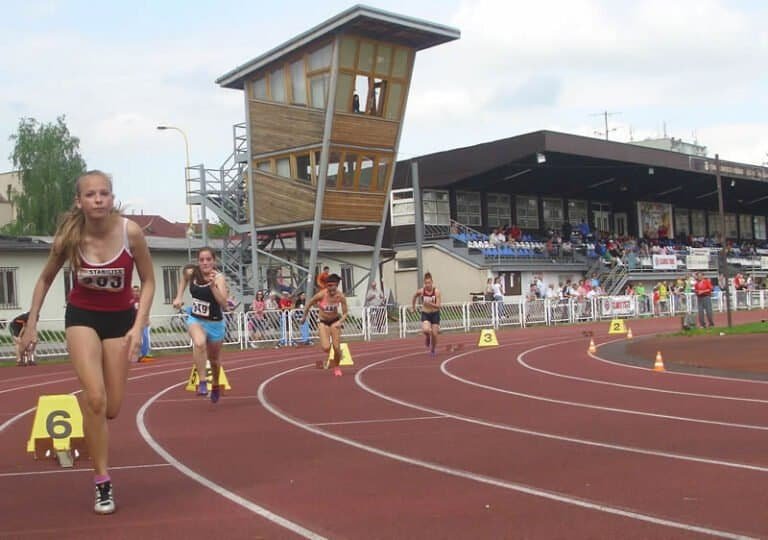 Atletický míting „Košice 2013“, GPS 4.mája Na trati 400 m prvá v cieli Martina Grigláková z AO TJ Slávia STU Bratislava v čase 60,40 s štartujúca v behu s pretekárkami z kežmarských oddielov, kde s atletikou na východnom Slovensku v začiatkoch rovnako pôsobila