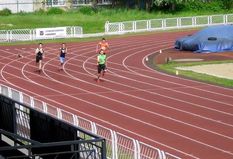 XXXXIII. ročník atletického mítingu KOŠICE 2014, 3. mája V behu na 200 m mužov na prvom mieste v zelenom drese pri výbehu zo zákruty Erik Ambrózy /21 r./ z domáceho ATU Košice, víťaz šprintu v čase 23,30 sekundy.