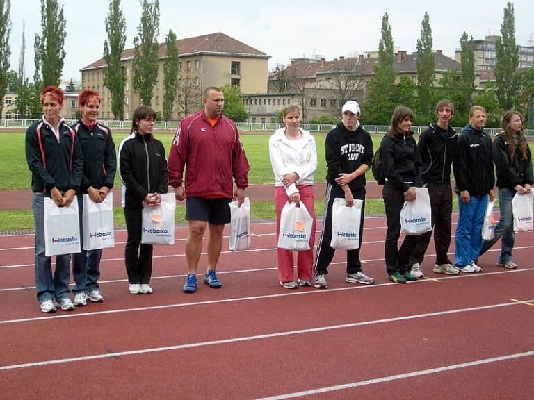 XXXVIII. ročník podujatia MAM Košice 2009, GPS Najúspešnejšia desiatka atlétov mítingu podľa medzinárodných bodovacích tabuliek - zľava: Velďákove Dana /AO ATU, trojskok 14,27m /, Velďáková Jana /AO ATU, ďiaľka 662 cm/, Šibová Vladimíra / ŠSK JAK Bardejov, 100m 12,55 s/, Jaroslav Žitňanský /disk UK BA, 54,27m, slovenský rekordér výkonom 67,20 m z r.2002/, Kľučarová Stanislava /ŠŠK JAK Bardejov 200 m 25,82 s/, Tkačovs Maksims /Lotyšsko, diaľka - 709 cm /, Agricolová Eva / AK ZŤS Martin 100 m 12,61/, Lukáš Beer /AK OŠG Košice, skok do výšky 206 cm/, Ábelová Klára, MMŠK Brezno /výška - 173 cm /, Dunajská Táňa /MMŠK Brezno, výška 173cm /.