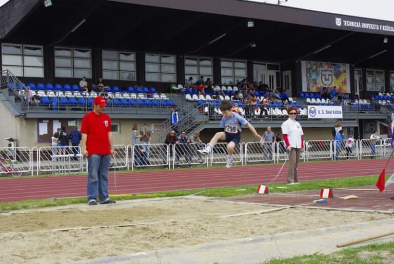 15. mája Majstrovstvá Východoslovenského atletického zväzu družstiev starších a mladších žiakov a žiačok, 2. kolo, podujatie „Svetového dňa atletiky IAAF 15. mája 2010“ V skoku diaľky najmladší pretekár domáceho atletického oddielu AO ATU Košice Samuel Sedlák /nar.r.2001/, v súťaži výkonom 308 cm na 21. mieste v kategórii mladších žiakov