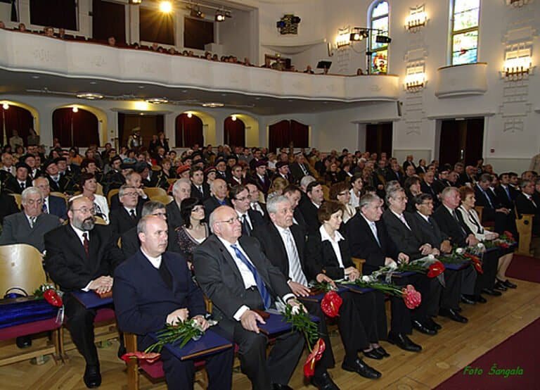 7. mája Slávnostný ceremoniál odovzdávania verejných ocenení mesta Košice, Historická radnica, v prvej rade ocenení Cenou mesta Košice, tretí sprava Ing. Štefan Hrušovský /80 r., AO ATU Košice/