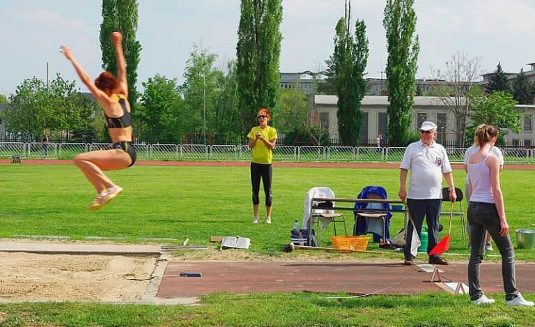 GPS Košice 2010, 1. mája Dlhoročná členka AO ATU Košice Jana Velďáková /28 r., VŠC DB. Bystrica/ pri úspešnom pokuse 669 cm v skoku do diaľky a splnenom limite pre Majstrovstvá Európy v atletike 2010 v španielskej Barcelone. V žltočiernom drese fandiaca sestra trojskokanka Dana Velďáková, so zástavkami v rukách pri odrazovej doske vpravo vrchník disciplíny, rozhodca Eugen Hrušovský.