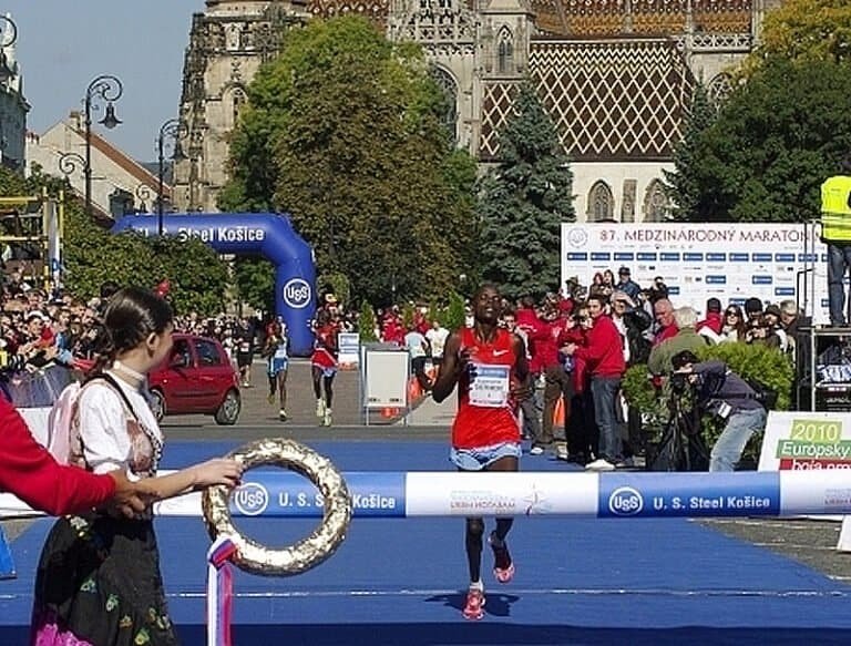 Košice , Medzinárodný maratón mieru 2010 V cieli najstaršieho európskeho maratónskeho behu, 87. ročníka MMM, v traťovom rekorde 2:08:33 hod víťazný Keňan Gilbert Kiptoo Chepkwony, druhé a tretie miesto obsadili jeho krajania Solomon Bushendich s časom 2:08:40 a Peter Kiplagat Chebet s časom 2:08:42, taktiež v lepšom čase ako predchádzajúci traťový rekord.