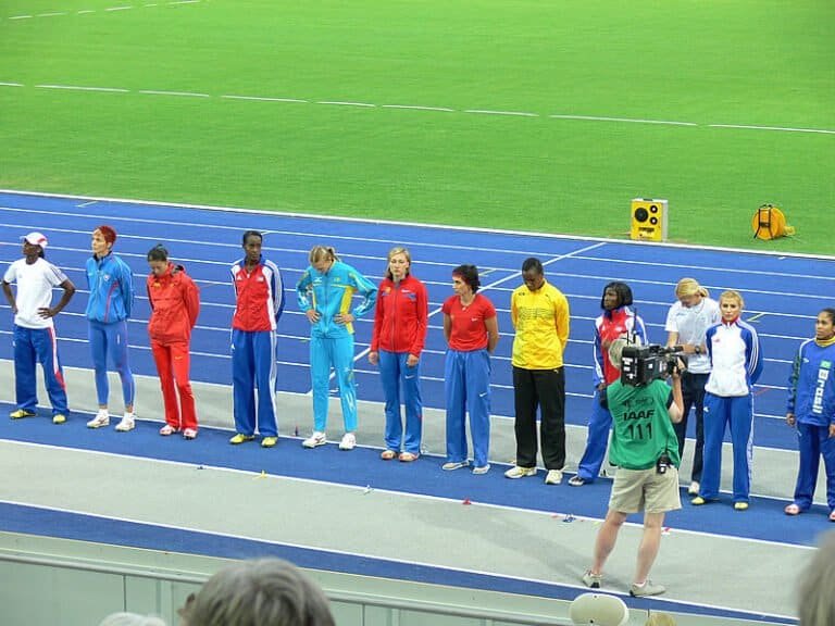 XII. Majstrovstvá sveta v atletike, Berlín, 2009 Členka AO ATU Košice Dana Velďáková, /28 r./ pri nástupe aktérok dvanásťčlenného finále súťaže v trojskoku žien.