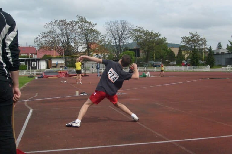 15. mája Majstrovstvá Východoslovenského atletického zväzu družstiev starších a mladších žiakov a žiačok, 2. kolo, podujatie „Svetového dňa atletiky IAAF 15. mája 2010“ V hode kriketovou loptičkou Dávid Burik /nar. 1997, AO ATU Košice/ v kategórii mladších žiakov v súťaži druhý výkonom 53,84 m