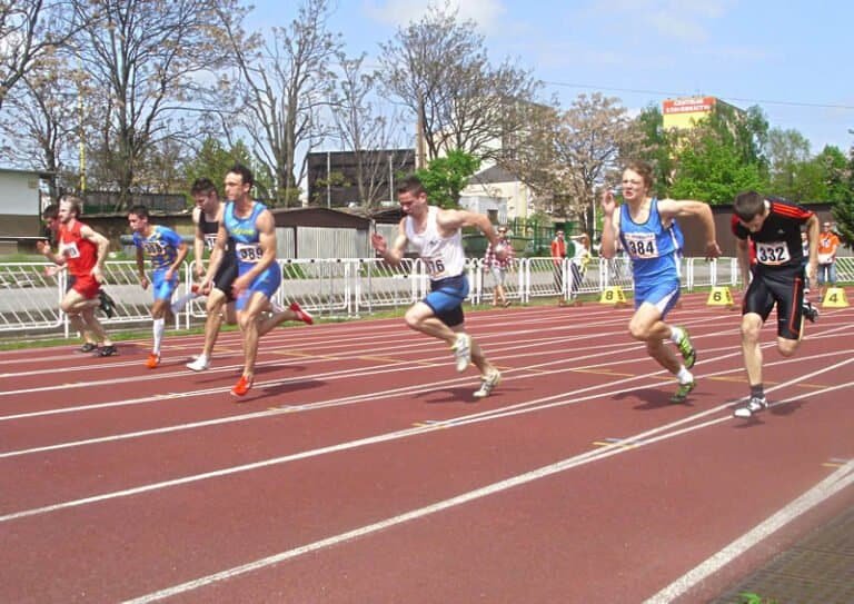 Atletický míting „Košice 2013“, GPS 4.mája V štvrtej dráhe na Memoriáli Mgr. Miroslava Chudého v behu na 100m mužov krátko po štarte s č. 389 víťaz z Ukrajiny Oleg Danyliuk, v piatej v čiernom drese v cieli druhý Martin Lazor z Michaloviec