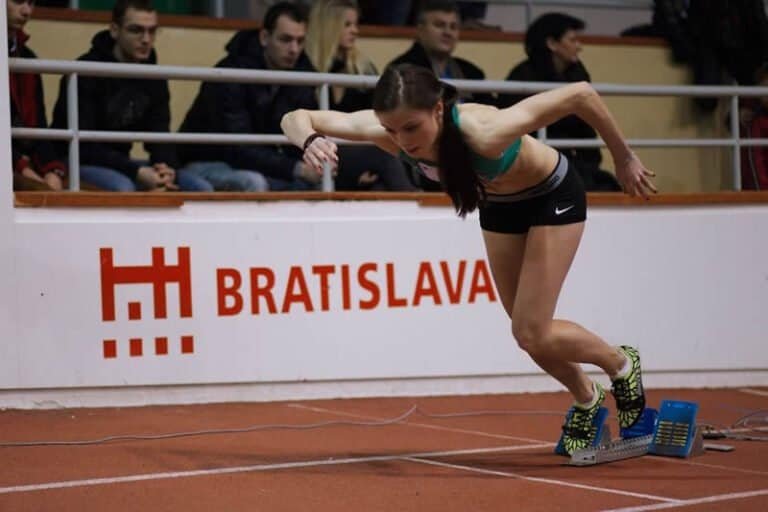 Bratislava, Halové majstrovstvá SR mužov a žien Na štarte šprintu na 200 m Alexandra Bezeková ( AO ATU Košice), v cieli vo finále druhá v čase 24,92 s.