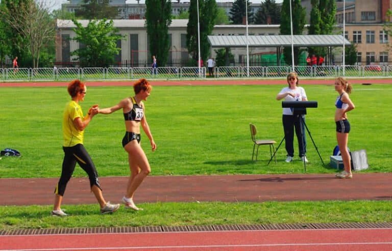 Sesterská gratulácia Dany Velďákovej k splnenému limitu pre Majstrovstvá Európy v atletike 2010 v španielskej Barcelone pre Janu Velďákovú /669 cm/. Oficiálne zmeraný údaj pri rozhodcovskom vetromeri v piatom pokuse: + 0,7 m/s Dosiahnutá séria výkonov: 647/+w1,8 640/+w0,6 647/+w0,7 x 669/w+0,7 660/w+1,0