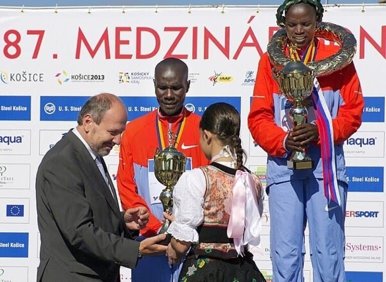 Košice , Medzinárodný maratón mieru 2010 Primátor mesta František Knapík pri dekorovaní najúspešnejších Keňanov 87. ročníka MMM: na najvyššom stupni v čase 2:08:33 hod Gilbert Kiptoo Chepkwony, druhý jeho krajan Solomon Bushendich časom 2:08:40, tretí Peter Kiplagat Chebet s časom 2:08:42, všetci v lepšom čase ako predchádzajúci traťový rekord.