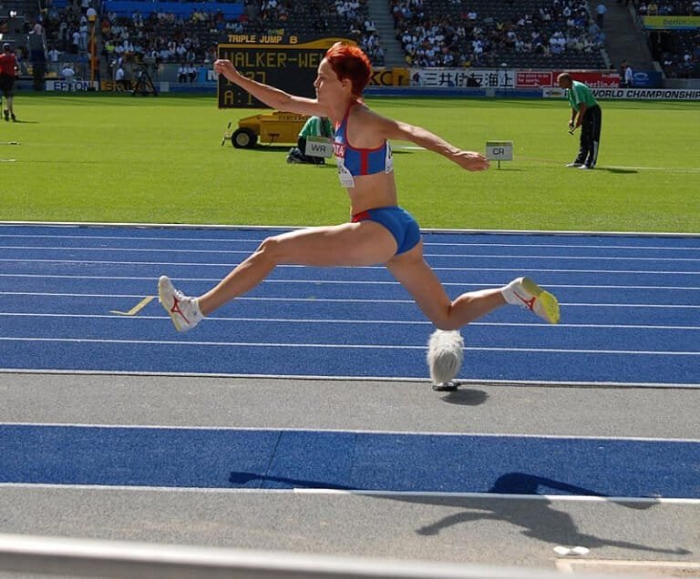 XII. Majstrovstvá sveta v atletike, Berlín, 2009 Úvodným pokusom 14,25 m dosiahla Dana Velďáková /28 r., AO ATU Košice/ vynikajúce ôsme miesto vo finále súťaže najlepších trojskokaniek sveta. *** Dana Velďáková:" Ak by mi niekto pred berlínskym šampionátom povedal, že budem ôsma, brala by som to všetkými desiatimi. Ešte v rozcvičke som sa cítila výborne, ale so začiatkom súťaže na mňa začala postupne doliehať akási únava. Boleli ma nohy, bolelo ma celé telo. Žiaľ, dnes som sa necítila na to, aby som zlepšovala rekordy. Bojovala som, čo mi sily stačili, ale už som k výkonu 14,25 z prvej série, ktorý bol technicky úplne mizerný, nič nepridala. Chýbala mi iskra. "