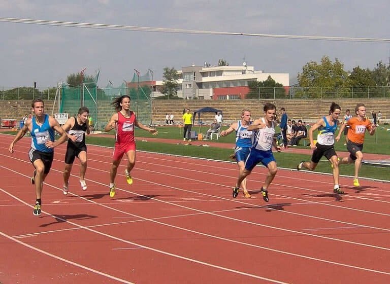 Majstrovstvá SR družstiev mužov 2009, Trnava V cieli šprintu na 100 m vľavo víťaz - za AO ATU vo finále GPS hosťujúci brnenský rodák Štěpán Wágner z Českej republiky - výkonom 11,02 sek v silnom protivetre -3,9 m/s , víťaz súťaže aj v skoku do diaľky výkonom 782 cm / +1,4 m/s /