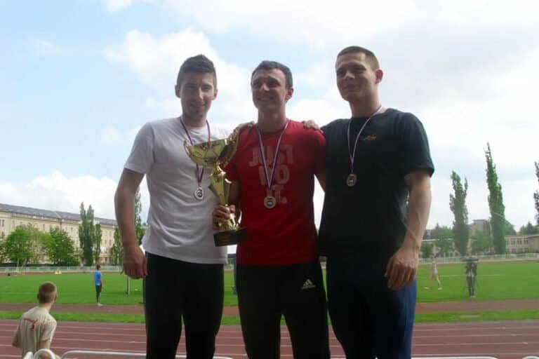 Atletický míting „Košice 2013“, GPS 4.mája Stupeň víťazov na Memoriáli Mgr. Miroslava Chudého v behu na 100m mužov: v strede víťaz z Ukrajiny Oleg Danyliuk, vľavo v bielom drese druhý Martin Lazor z Michaloviec, vpravo na víťaz druhého behu Erik Ambrózy (20 r.) z domáceho Akademik TU Košice v treťom najlepšom čase podujatia.