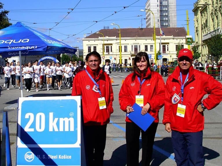 Košice , Medzinárodný maratón mieru 2010 Päťnásobná víťazka MMM z rokov 1981, 1984, 1986, 1987 a 1988 Christa Vahlensieck / v šiltovke so štafetovým kolíkom spolu so študentmi na poslednom úseku juniorskej štafety 42x1 km na Námestí maratónu mieru. Ako traťoví rozhodcovia v popredí členovia AO ATU: Roman Žiga, Ingrid Ivanová a Peter Škripko