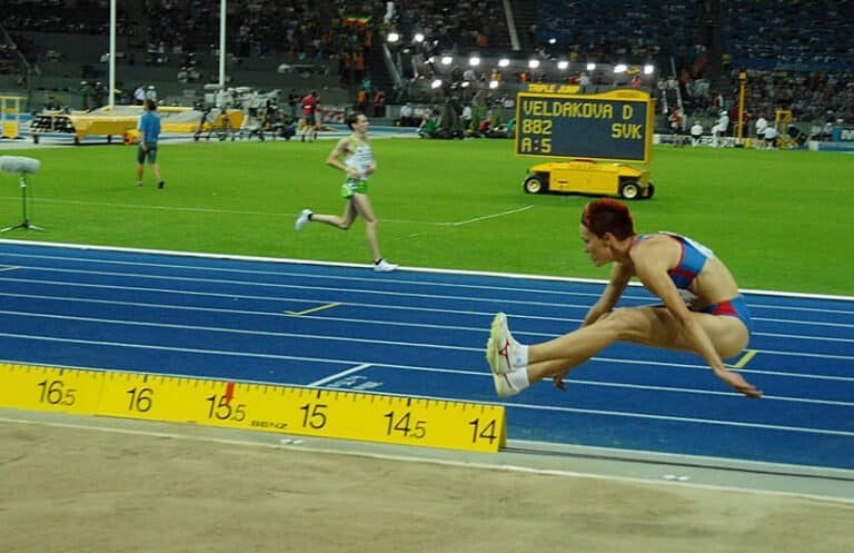 XII. Majstrovstvá sveta v atletike, Berlín, 2009 Úvodným pokusom 14,25 m dosiahla Dana Velďáková /28 r., AO ATU Košice/ vynikajúce ôsme miesto vo finále súťaže najlepších trojskokaniek sveta. *** Dana Velďáková:" Ak by mi niekto pred berlínskym šampionátom povedal, že budem ôsma, brala by som to všetkými desiatimi. Ešte v rozcvičke som sa cítila výborne, ale so začiatkom súťaže na mňa začala postupne doliehať akási únava. Boleli ma nohy, bolelo ma celé telo. Žiaľ, dnes som sa necítila na to, aby som zlepšovala rekordy. Bojovala som, čo mi sily stačili, ale už som k výkonu 14,25 z prvej série, ktorý bol technicky úplne mizerný, nič nepridala. Chýbala mi iskra. "