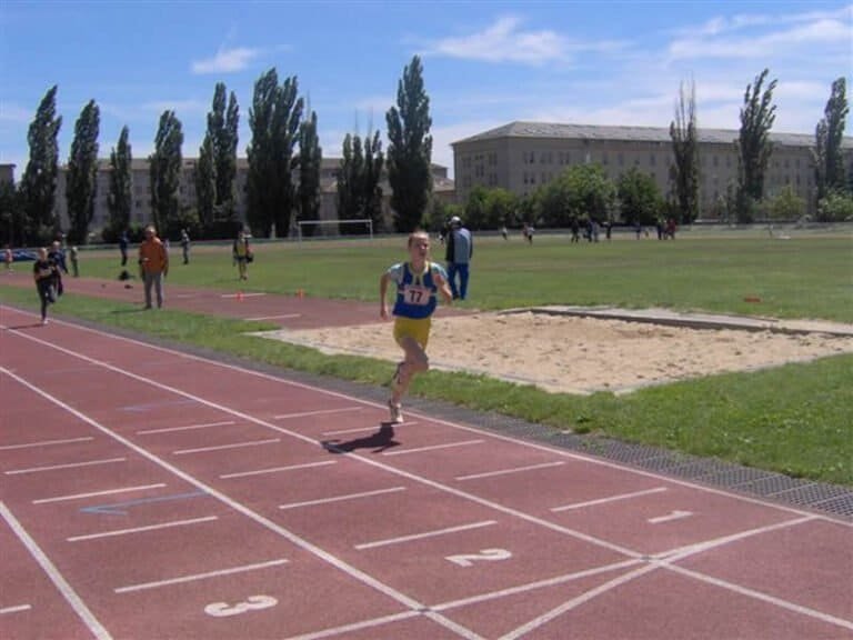 Krajské kolo súťaže „Hľadáme nového Plachého 2010“ . V cieli kategórie dievčat na trati 600 m na prvom mieste Patrícia Dermeková (nar.1998), ZŠ Komenského Michalovce v čase 1:50:63 min.