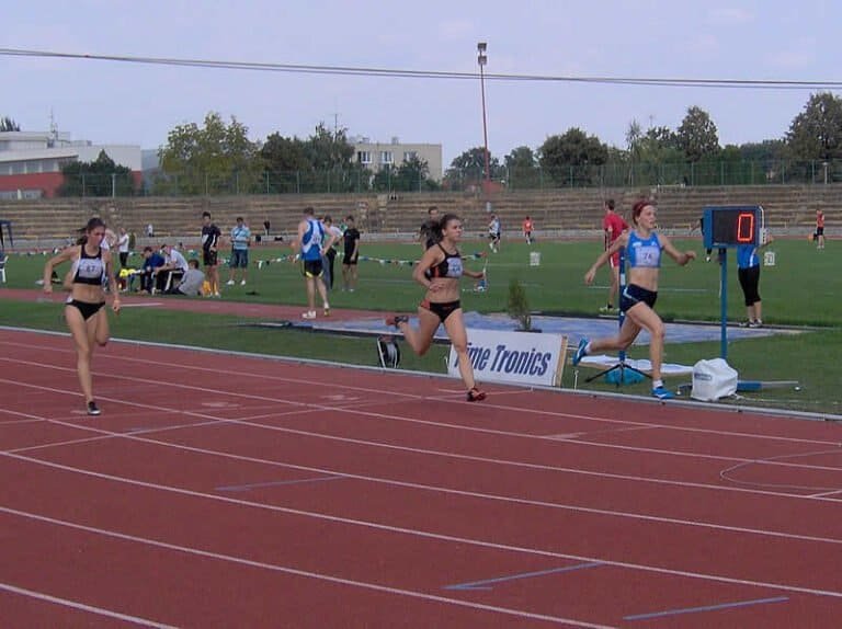 Majstrovstvá SR družstiev žien 2009, Trnava V cieli šprintu na 100 m v prvej dráhe víťazná Jana Velďáková /28 r., AO ATU/ v novom oddielovom rekorde výkonom 11,93 sek /protivietor - 0,9 m/s, štartovná reakcia 0,160 s/, pred Barborou Šimkovou AOS UK Bratislava za 11,98 sek a treťou Lenkou Kršákovou AKI SC Bratislava 12,24 sek .