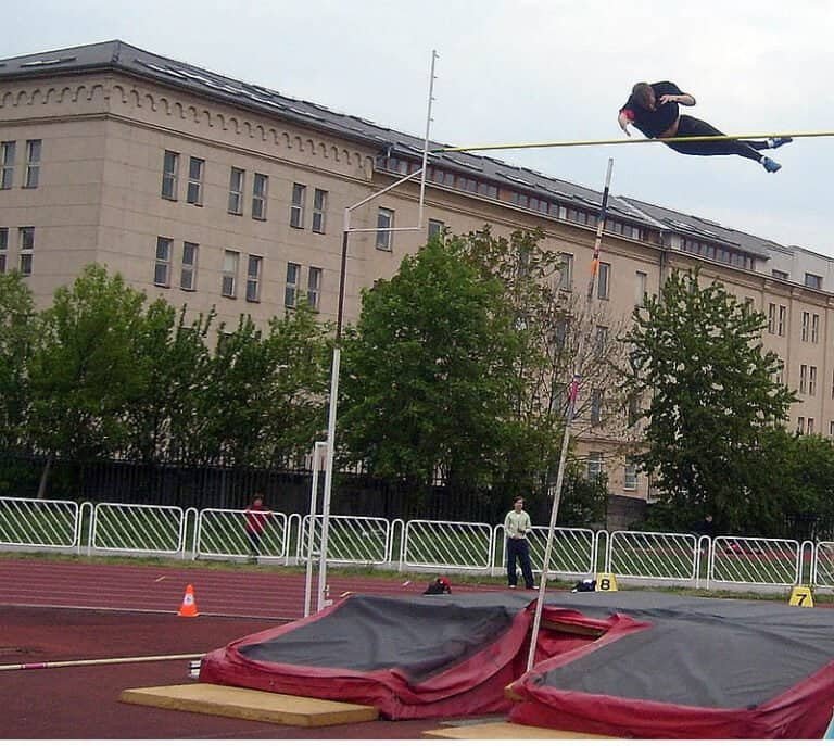 XXXVIII. ročník podujatia MAM Košice 2009, GPS Vo veternom počasí na výške 475 cm v súťaži celkovo druhý Tomáš Čekan /AO ATU, 23 r./, halový majster SR pre rok 2009, tréner S. Krajňák.