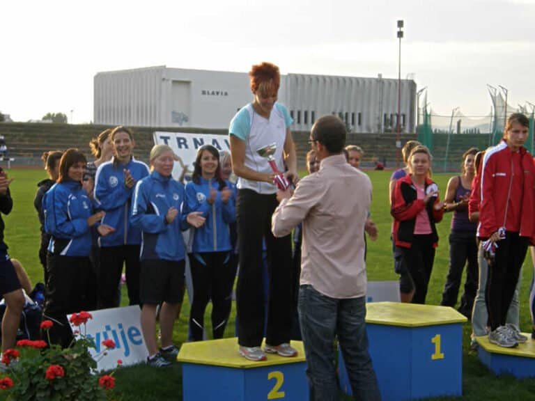 Majstrovstvá SR družstiev žien 2009, Trnava Finále GPS súťaže družstva žien - vynikajúce druhé miesto pre Atletický oddiel Akademik Technická univerzita Košice - na stupni víťaziek pri prevzatí cenného strieborného pohára.