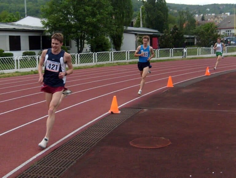 XXXVIII. ročník podujatia MAM Košice 2009, GPS Na druhej pozícii vytrvaleckej trate 5 km v poslednom kole strednotratiar AO ATU Jaroslav Szabo, 22 r., v cieli tretí za 15:20,82 min., tréner G. Valiska.