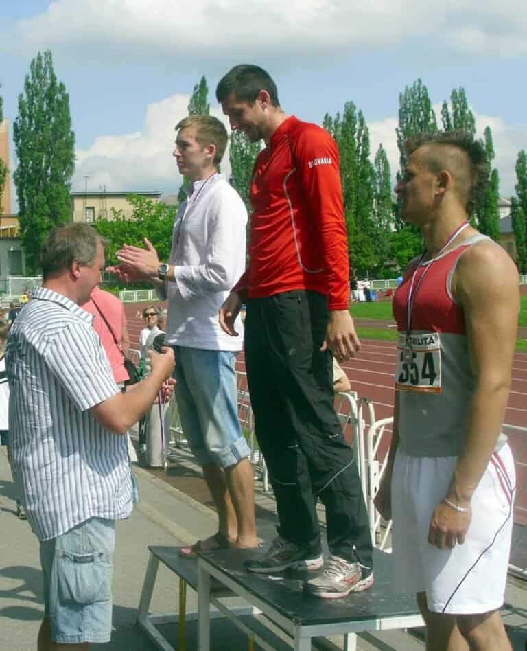 Atletický míting „Košice 2013“, GPS 4.mája Najúspešnejších bežcov podujatia na trati 110 m oceňuje slovenský rekordér na tejto trati Igor Kováč (13,13 s), tretí z MS 1997 v Aténach (13,18 s)