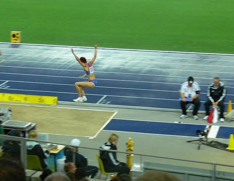 XII. Majstrovstvá sveta v atletike, Berlín, 2009 Jana Velďáková, /28 r., AO ATU Košice, / jediným platným pokusom výkonom 616 cm 32. miesto v kvalifikácii diaľkárok . *** JanaVelďáková: „Keby som skočila aspoň 650 a aj keby som sa nedostala do finále, bolo by to iné. Snažila som sa, aby mi vyšiel prvý pokus, lebo od jeho úspešnosti sa potom zvyčajne odvíja celá súťaž. Lenže iba som prebehla doskočiskom. Netuším, čo ma podlomilo. Povedala som si, že v druhom si to vynahradím, ale na odrazovej doske sa mi podlomil členok. Pred tretím skokom mi sestra zakričala: bojuj, máš na to. Lenže urobila som znovu chybu. Pri odraze som mala zabrať, no ja som povolila. Cítila som sa v kvalifikácii dobre, ale neviem, prečo mi to nevyšlo"