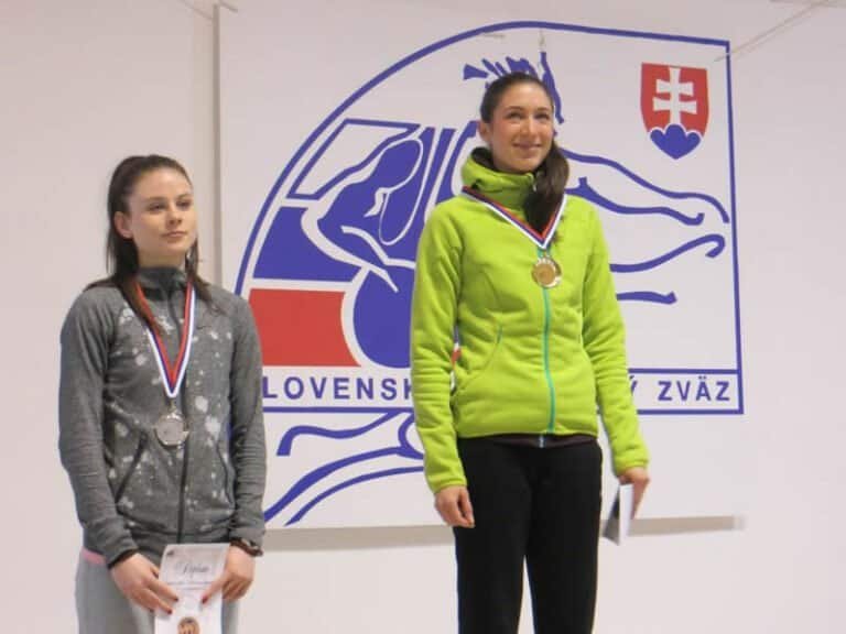 Bratislava, Halové majstrovstvá SR mužov a žien Vľavo na stupni víťazov strieborná Alexandra Bezeková ( AO ATU Košice), v cieli vo finále druhá v čase 7,67 s.