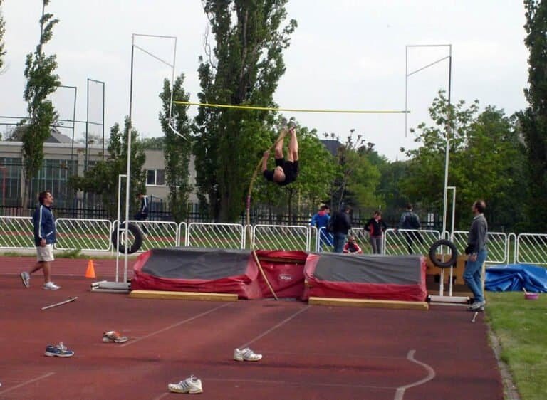 XXXVIII. ročník podujatia MAM Košice 2009, GPS V súťaži skoku o žrdi úspešný na výške 365 cm Peter Pažák / 52 r./, odchovanec košickej Slávie VŠT, majster Európy v kategórii veteránov 2008, tabuľovo štvrtý pretekár sveta v tejto kategórii 2008. V rozhodcovskom sektore asistujú vpravo M.Šenkovič, vľavo S.Krajňák z AO ATU.