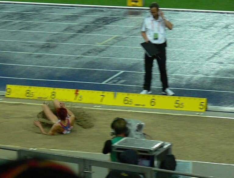 XII. Majstrovstvá sveta v atletike, Berlín, 2009 Jana Velďáková, /28 r., AO ATU Košice, / jediným platným pokusom výkonom 616 cm 32. miesto v kvalifikácii diaľkárok . *** JanaVelďáková: „Keby som skočila aspoň 650 a aj keby som sa nedostala do finále, bolo by to iné. Snažila som sa, aby mi vyšiel prvý pokus, lebo od jeho úspešnosti sa potom zvyčajne odvíja celá súťaž. Lenže iba som prebehla doskočiskom. Netuším, čo ma podlomilo. Povedala som si, že v druhom si to vynahradím, ale na odrazovej doske sa mi podlomil členok. Pred tretím skokom mi sestra zakričala: bojuj, máš na to. Lenže urobila som znovu chybu. Pri odraze som mala zabrať, no ja som povolila. Cítila som sa v kvalifikácii dobre, ale neviem, prečo mi to nevyšlo"