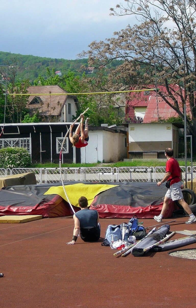 Atletický míting „Košice 2013“, GPS 4.mája V sektore skoku o žrdi domáca pretekárka Soňa Krajňáková (16 r.), v súťaži prvá výkonom 325 cm